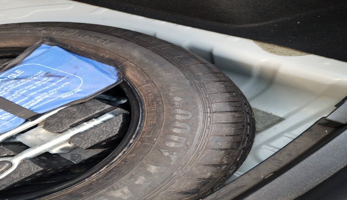 2024 MG ASTOR Shine 1.5 MT (Ivory), Petrol, Manual, 15,929 km, tyre