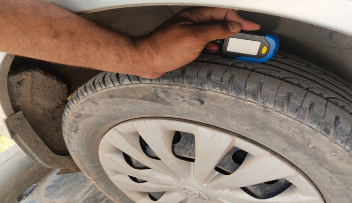 2011 Toyota Etios G, Petrol, Manual, 1,08,608 km, tyre