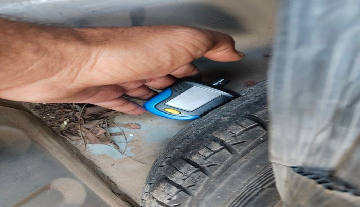 2011 Toyota Etios G, Petrol, Manual, 1,08,608 km, tyre