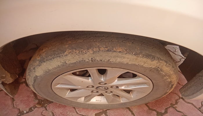 2017 Toyota Innova Crysta 2.8 ZX AT 7 STR, Diesel, Automatic, 3,41,980 km, tyre