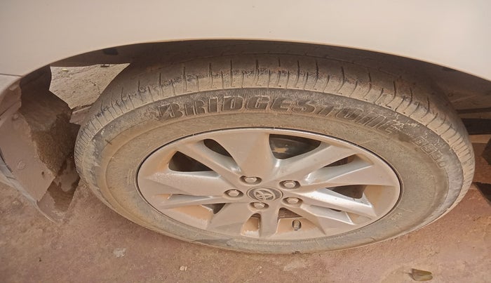 2017 Toyota Innova Crysta 2.8 ZX AT 7 STR, Diesel, Automatic, 3,41,980 km, tyre