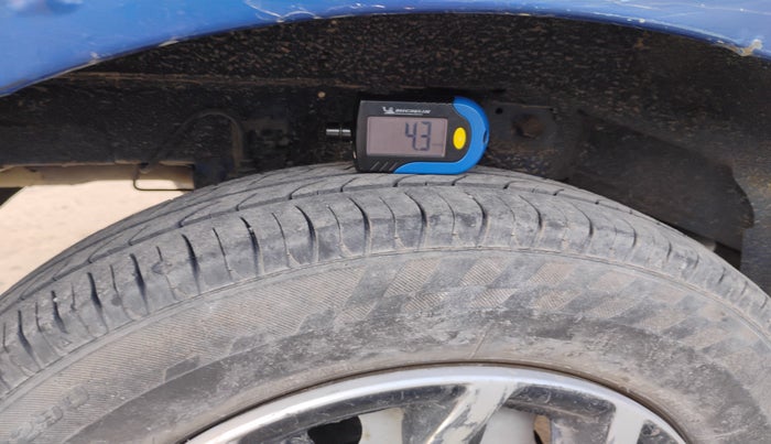 2013 Hyundai Eon ERA +, Petrol, Manual, 1,06,323 km, tyre