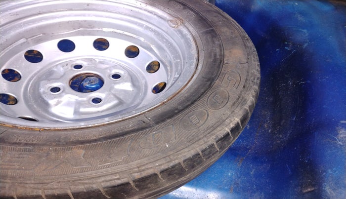 2013 Hyundai Eon ERA +, Petrol, Manual, 1,06,323 km, tyre