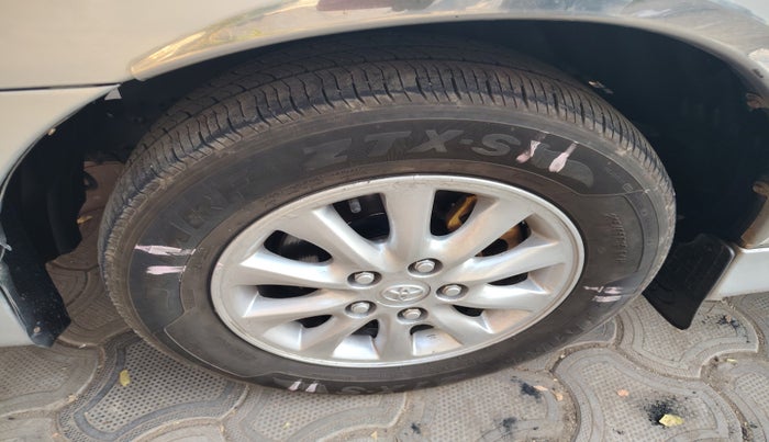 2014 Toyota Innova 2.5 VX 8 STR, Diesel, Manual, 2,77,802 km, tyre