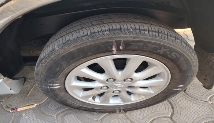 2014 Toyota Innova 2.5 VX 8 STR, Diesel, Manual, 2,77,802 km, tyre