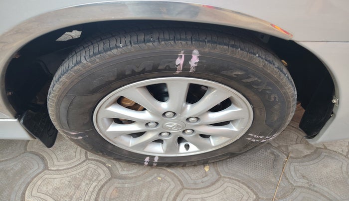 2014 Toyota Innova 2.5 VX 8 STR, Diesel, Manual, 2,77,802 km, tyre