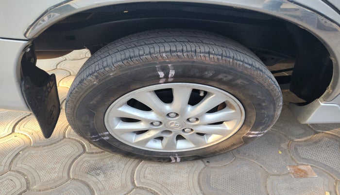 2014 Toyota Innova 2.5 VX 8 STR, Diesel, Manual, 2,77,802 km, tyre