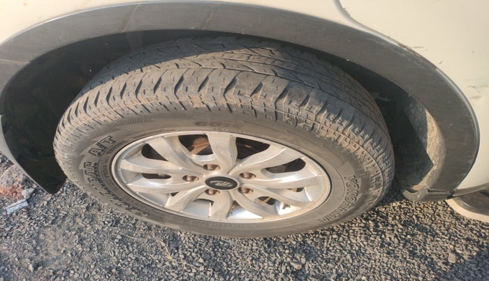 2015 Mahindra XUV500 W10, Diesel, Manual, 1,62,773 km, tyre