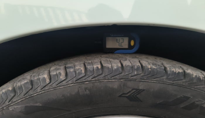 2013 Hyundai i10 MAGNA 1.2, Petrol, Manual, 1,37,467 km, tyre