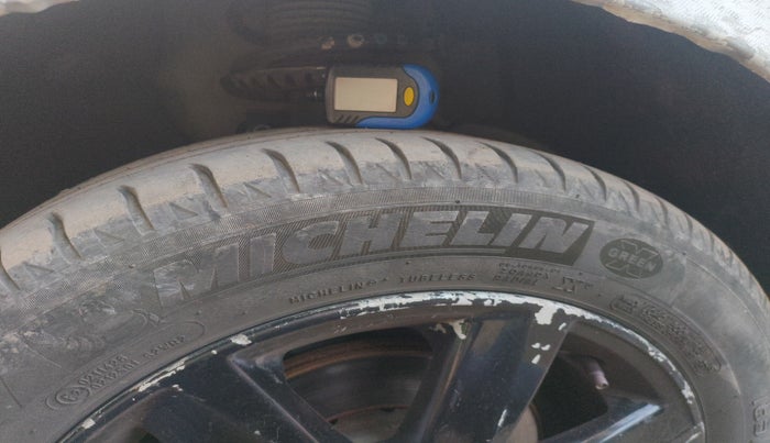 2011 Volkswagen Polo HIGHLINE DIESEL, Diesel, Manual, 1,43,468 km, tyre