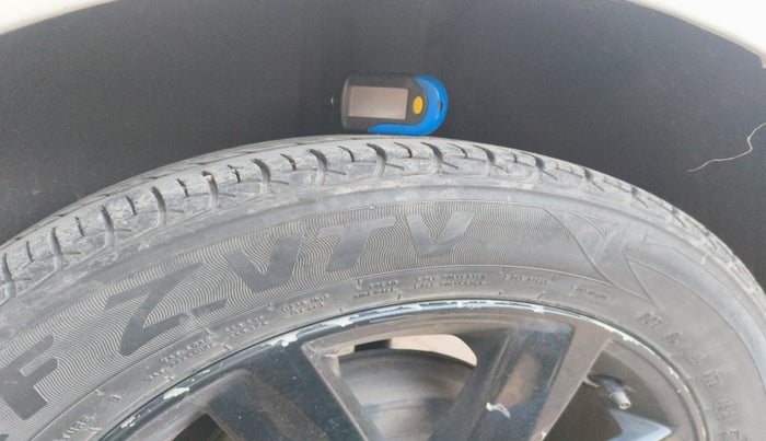 2011 Volkswagen Polo HIGHLINE DIESEL, Diesel, Manual, 1,43,468 km, tyre