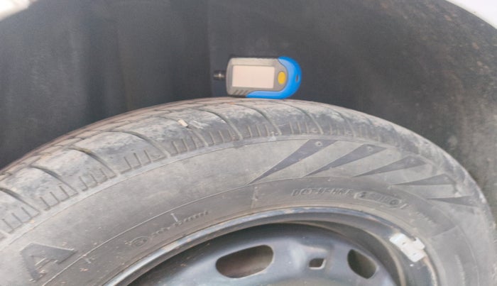 2011 Volkswagen Polo HIGHLINE DIESEL, Diesel, Manual, 1,43,468 km, tyre