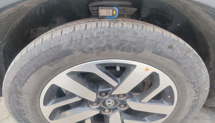 2020 Tata Harrier XZA PLUS 2.0L, Diesel, Automatic, 43,000 km, tyre