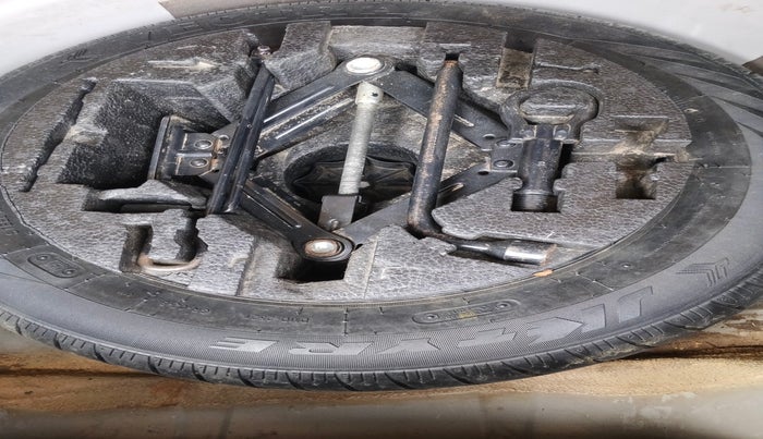 2016 Volkswagen Ameo COMFORTLINE 1.2L, Petrol, Manual, 1,05,711 km, tyre