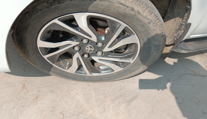 2022 Toyota Innova Crysta 2.7 VX 7 STR, Petrol, Manual, 43,556 km, tyre