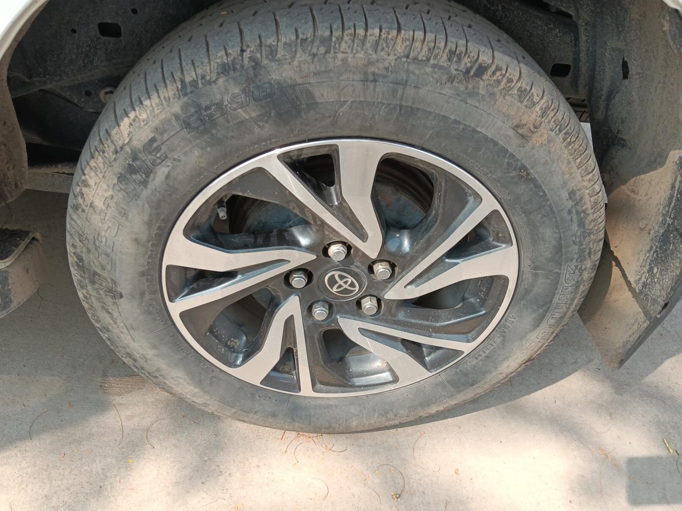 2022 Toyota Innova Crysta 2.7 VX 7 STR, Petrol, Manual, 43,556 km, tyre