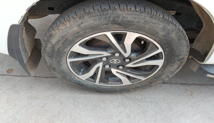 2022 Toyota Innova Crysta 2.7 VX 7 STR, Petrol, Manual, 43,556 km, tyre