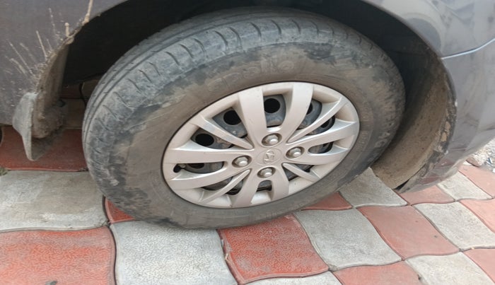 2015 Hyundai i10 SPORTZ 1.1, Petrol, Manual, 97,508 km, tyre