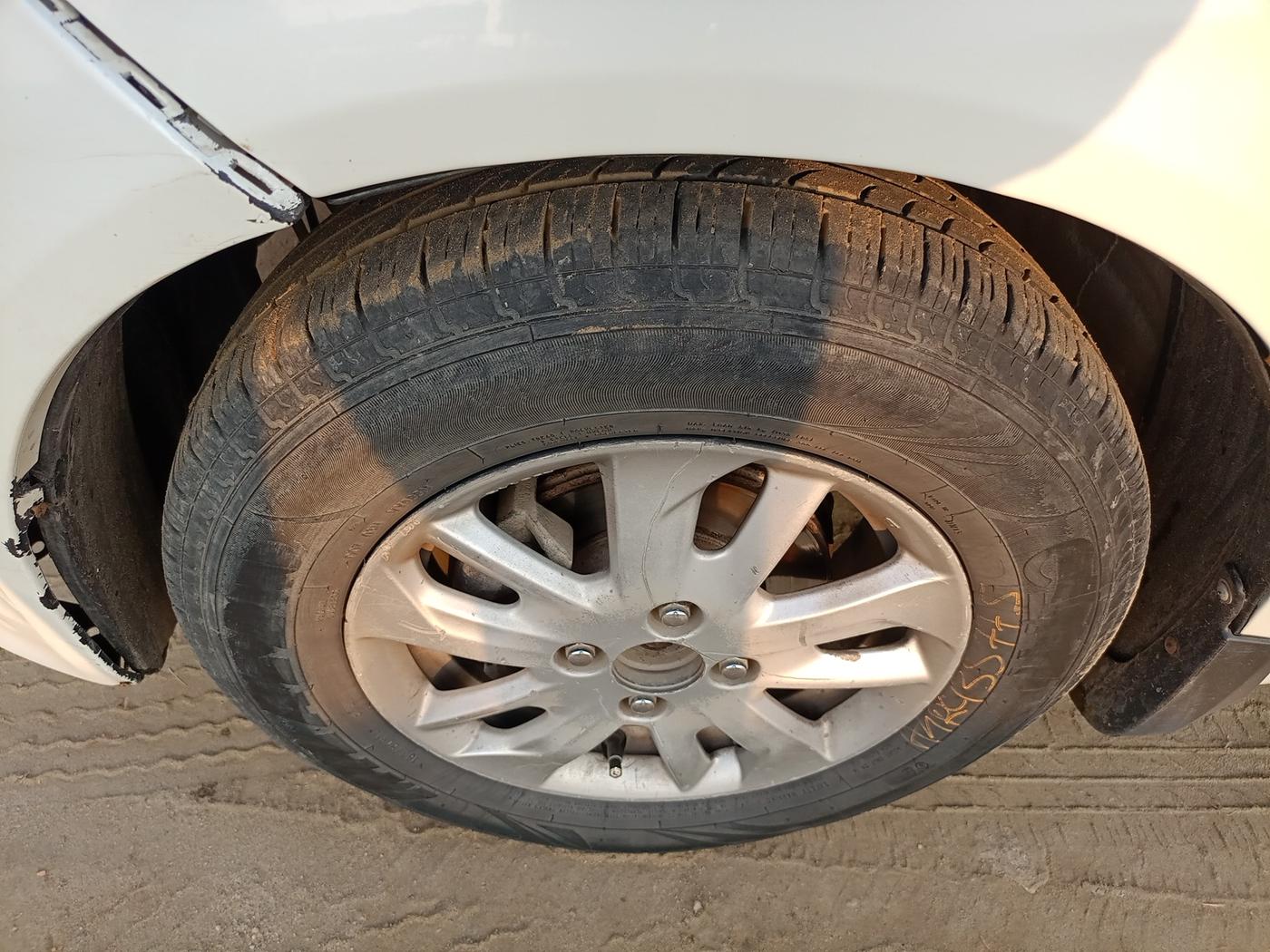2015 Honda Amaze 1.5L I-DTEC S, Diesel, Manual, 1,55,000 km, tyre