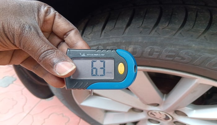 2015 Skoda Superb ELEGANCE 1.8 TSI MT, Petrol, Manual, 1,56,889 km, tyre