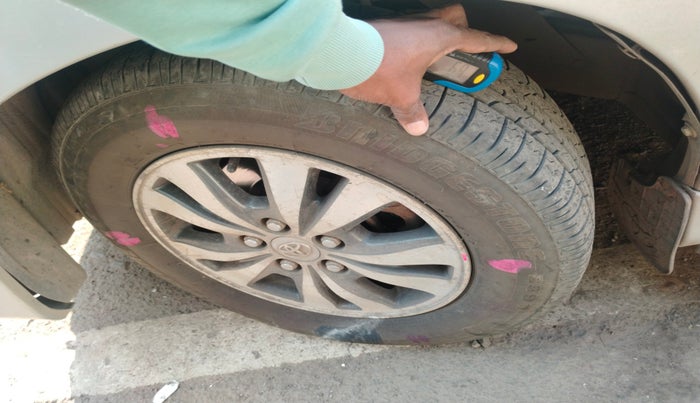 2015 Toyota Innova 2.5 VX 7 STR, Diesel, Manual, 2,05,286 km, tyre