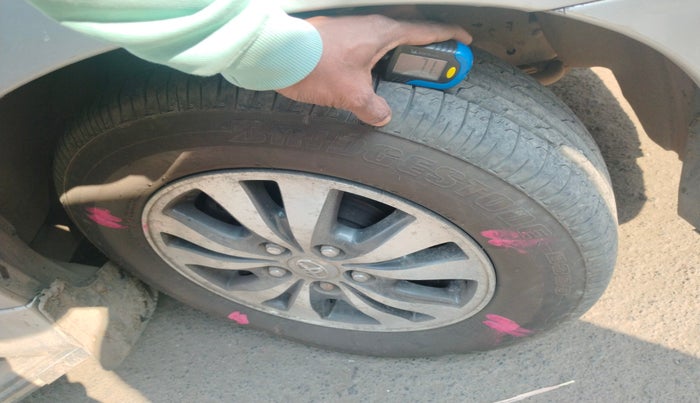 2015 Toyota Innova 2.5 VX 7 STR, Diesel, Manual, 2,05,286 km, tyre