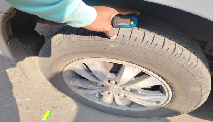 2015 Toyota Innova 2.5 VX 7 STR, Diesel, Manual, 2,05,286 km, tyre