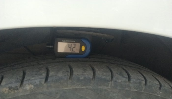 2017 Maruti Dzire LXI, Petrol, Manual, 1,15,371 km, tyre