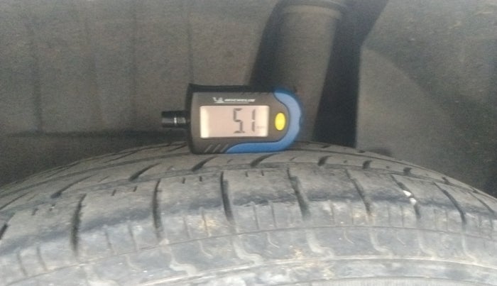 2017 Maruti Dzire LXI, Petrol, Manual, 1,15,371 km, tyre