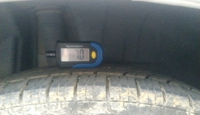 2017 Maruti Dzire LXI, Petrol, Manual, 1,15,371 km, tyre