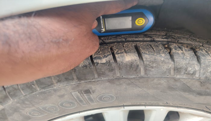 2018 Maruti Dzire ZXI, Petrol, Manual, 1,02,630 km, tyre