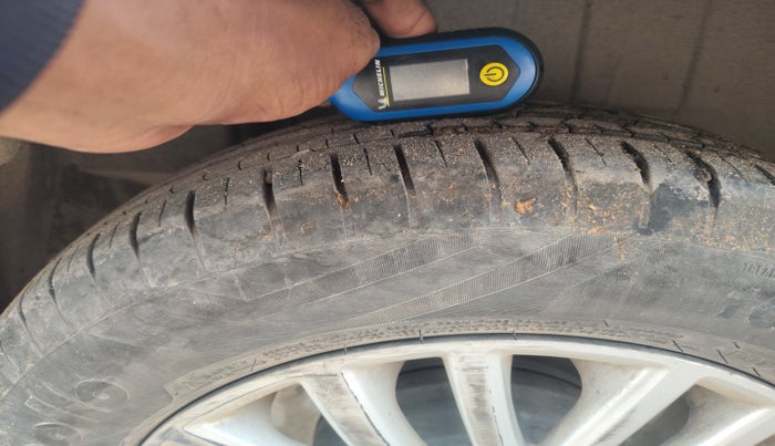 2018 Maruti Dzire ZXI, Petrol, Manual, 1,02,630 km, tyre