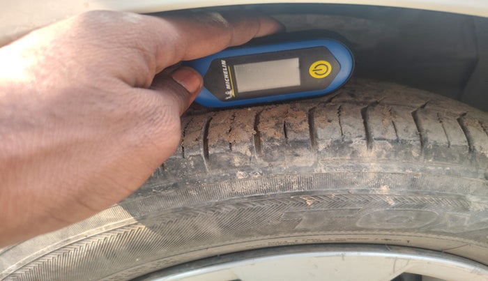 2015 Hyundai Xcent BASE 1.2, Petrol, Manual, 83,901 km, tyre