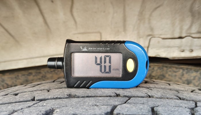 2012 Toyota Innova VX 2.5 8 STR, Diesel, Manual, 1,92,145 km, tyre