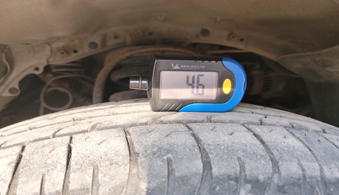 2012 Toyota Innova VX 2.5 8 STR, Diesel, Manual, 1,92,145 km, tyre