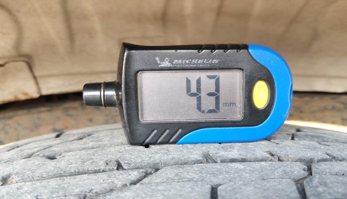 2012 Toyota Innova VX 2.5 8 STR, Diesel, Manual, 1,92,145 km, tyre