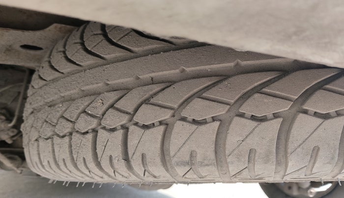 2012 Toyota Innova VX 2.5 8 STR, Diesel, Manual, 1,92,145 km, tyre