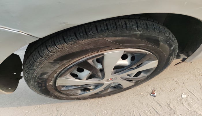 2015 Honda Brio E MT, Petrol, Manual, 1,08,284 km, tyre