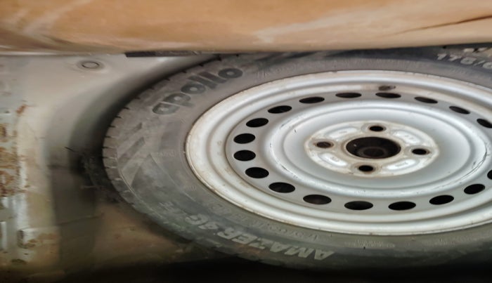 2015 Honda Brio E MT, Petrol, Manual, 1,08,284 km, tyre