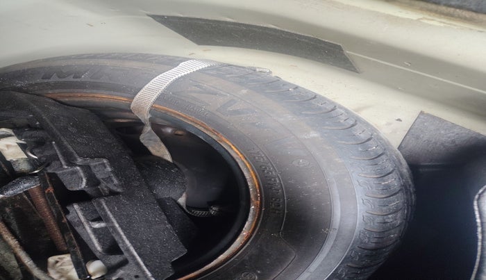 2011 Skoda Rapid AMBITION 1.6 MPI MT, Petrol, Manual, 73,618 km, tyre