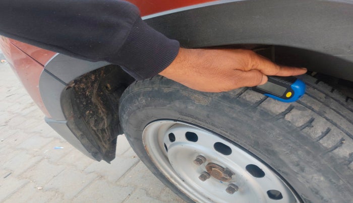 2016 Mahindra Kuv100 K8 6 STR, Petrol, Manual, 66,843 km, tyre