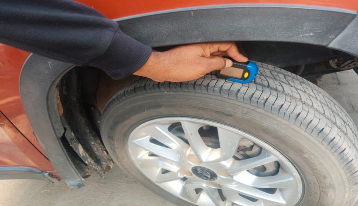 2016 Mahindra Kuv100 K8 6 STR, Petrol, Manual, 66,843 km, tyre