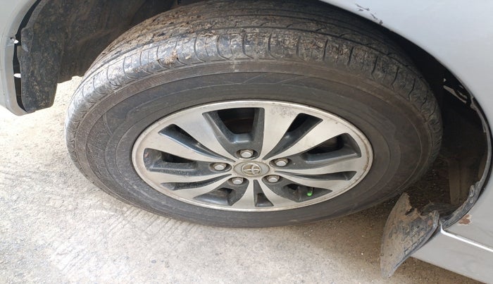 2015 Toyota Innova 2.5 VX 8 STR, Diesel, Manual, 1,97,039 km, tyre