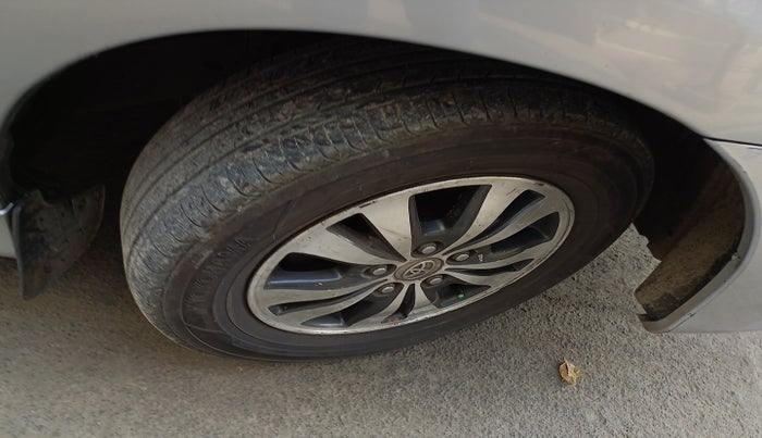 2015 Toyota Innova 2.5 VX 8 STR, Diesel, Manual, 1,97,039 km, tyre