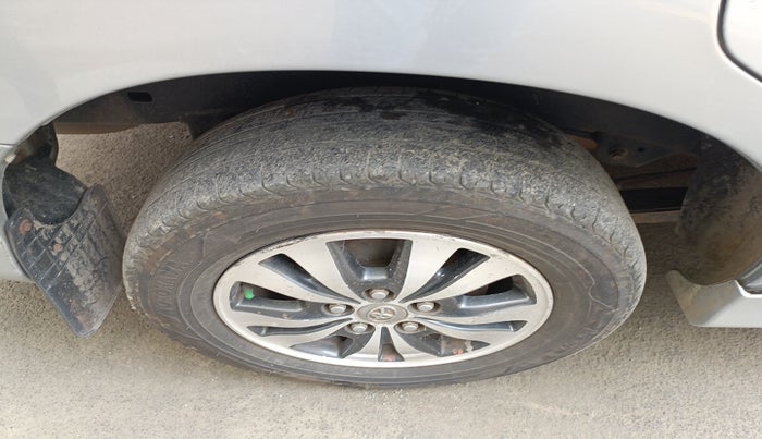 2015 Toyota Innova 2.5 VX 8 STR, Diesel, Manual, 1,97,039 km, tyre