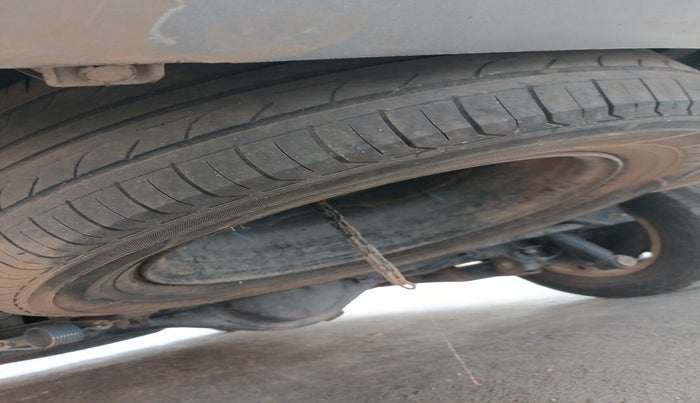 2015 Toyota Innova 2.5 VX 8 STR, Diesel, Manual, 1,97,039 km, tyre