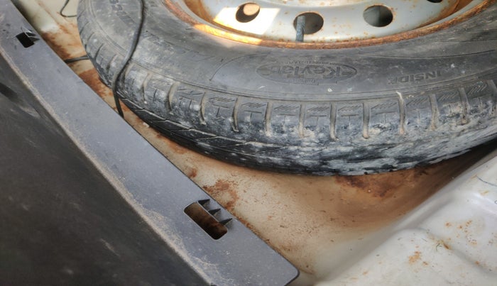 2010 Maruti Swift Dzire LXI, Petrol, Manual, 75,540 km, tyre