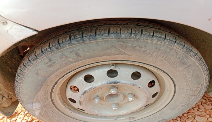 2013 Hyundai i10 MAGNA 1.1, Petrol, Manual, 1,09,664 km, tyre