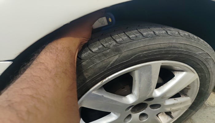 2011 Volkswagen Vento HIGHLINE 1.6 MPI, Petrol, Manual, 1,07,871 km, tyre