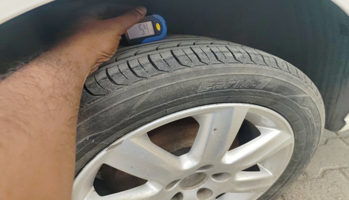 2011 Volkswagen Vento HIGHLINE 1.6 MPI, Petrol, Manual, 1,07,871 km, tyre